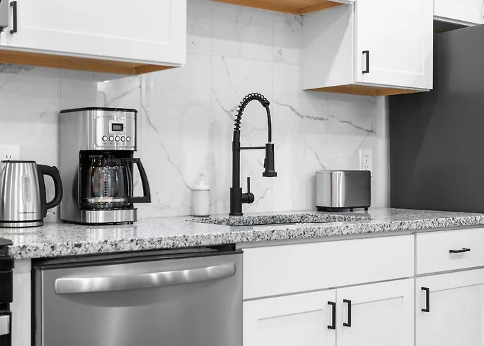 Lawrenceville 1b Bright And Stylish 2 Bedroom With Free Street Parking Apartment *