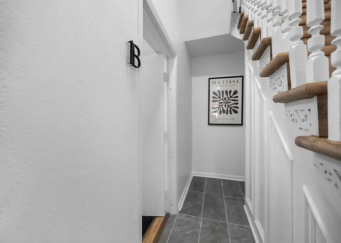 Apartment Lawrenceville 1b Bright And Stylish 2 Bedroom With Free Street Parking